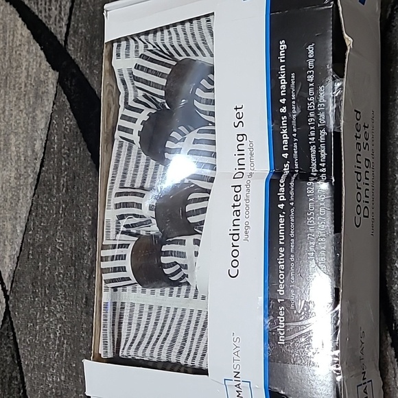 COORDINATED DINING SET BLACK & WHITE 1-RUNNER 4- RINGS 4- PLACEMATS 4- NAPKINS - Picture 4 of 11